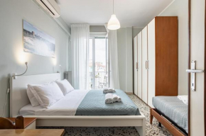 Yellowsunny Apartment with Two Balconies